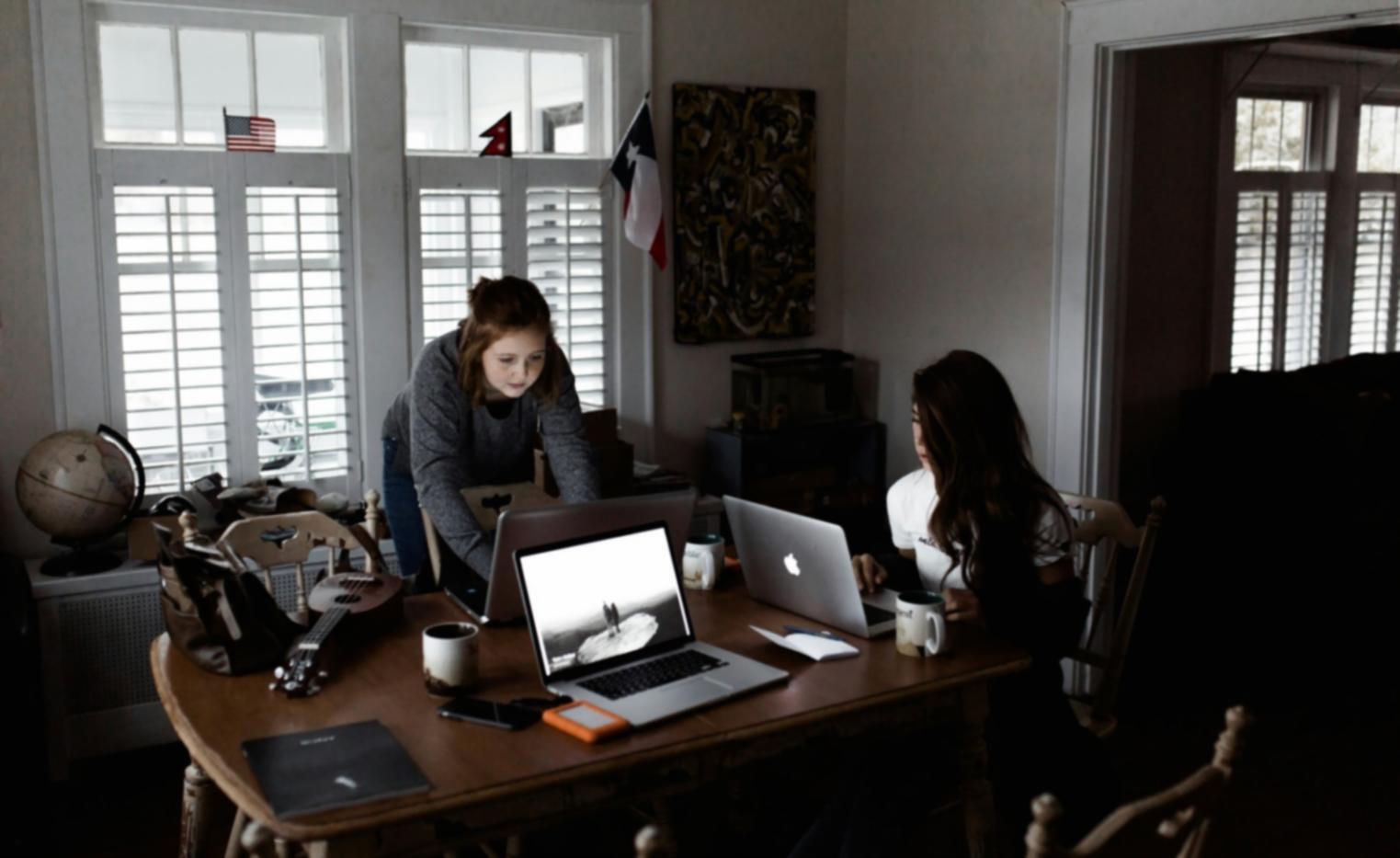 Poker tafel interface met kaarten en chips